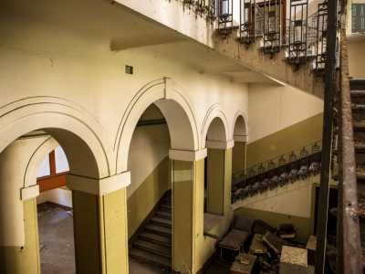 ...accediamo all�ampio vano che ospita il doppio scalone che conduce ai piani superiori e che smistava gli studenti nelle differenti aule